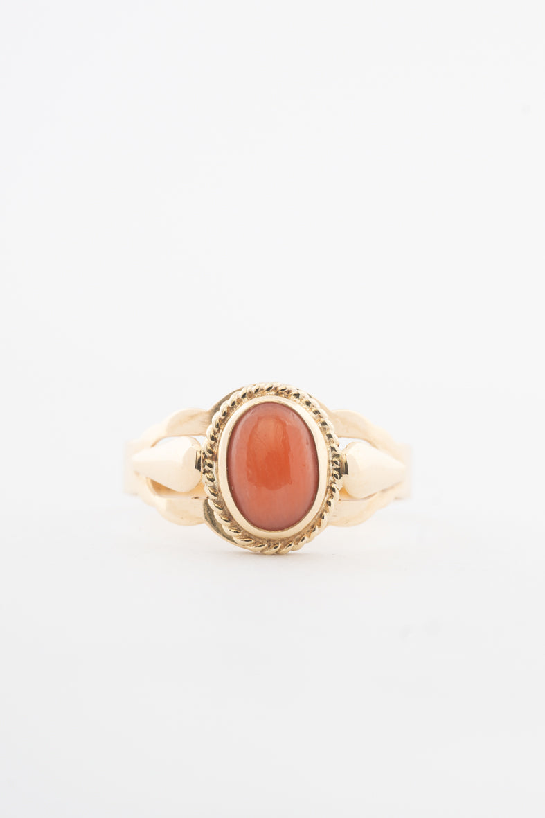 Geelgouden ring met bloedkoraal