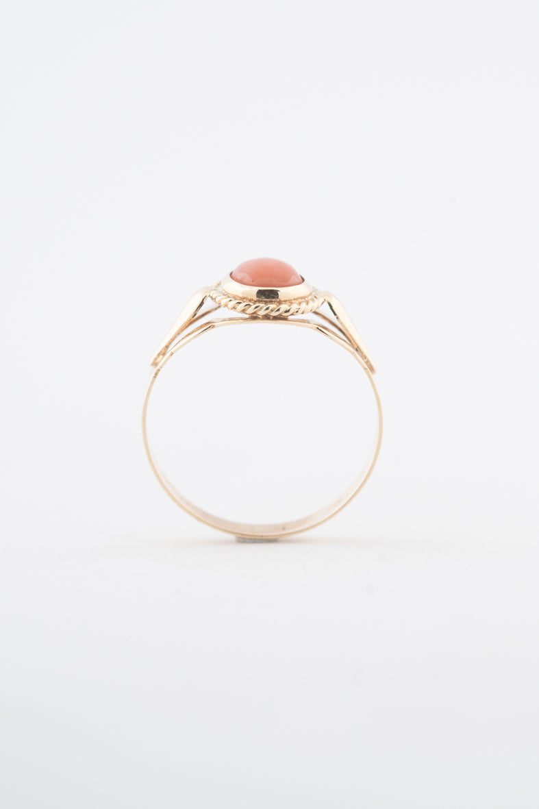 Geelgouden ring met bloedkoraal