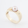 Geelgouden crossover ring met een roze cultivéparel en briljanten