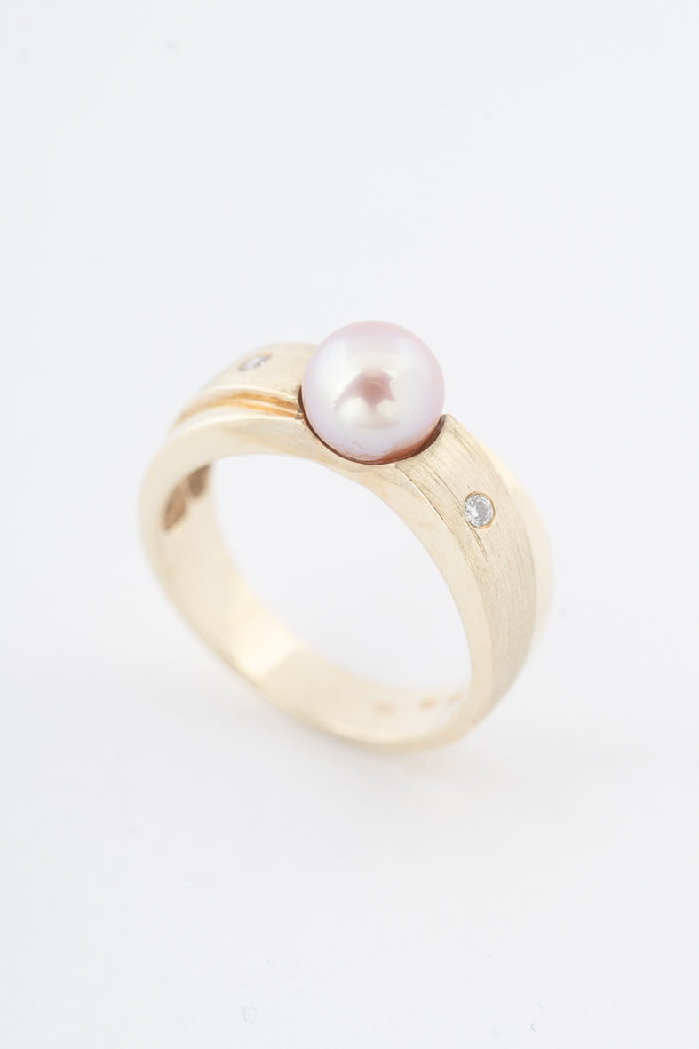 Geelgouden crossover ring met een roze cultivéparel en briljanten