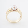 Geelgouden crossover ring met een roze cultivéparel en briljanten