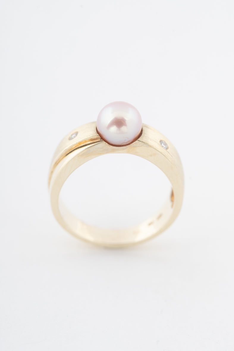 Geelgouden crossover ring met een roze cultivéparel en briljanten