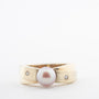 Geelgouden crossover ring met een roze cultivéparel en briljanten