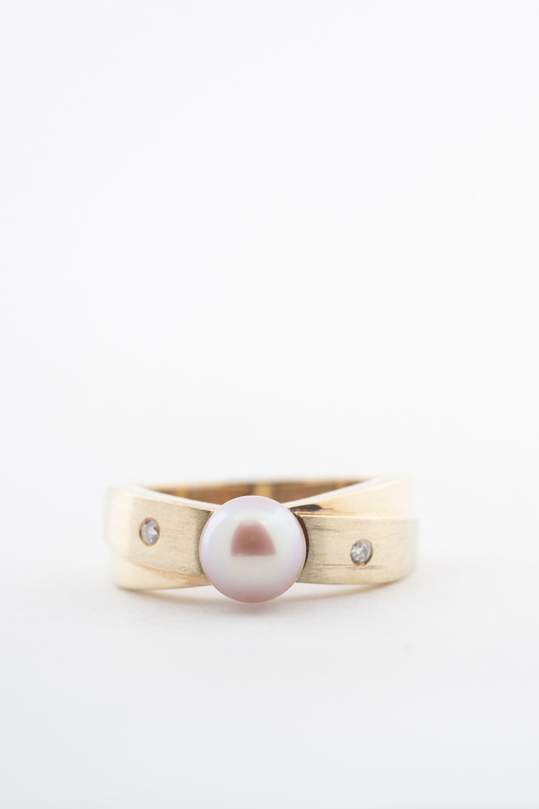 Geelgouden crossover ring met een roze cultivéparel en briljanten