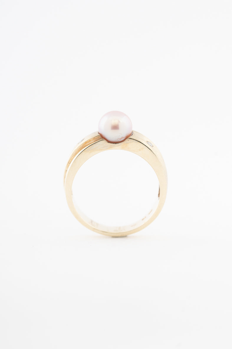Geelgouden crossover ring met een roze cultivéparel en briljanten