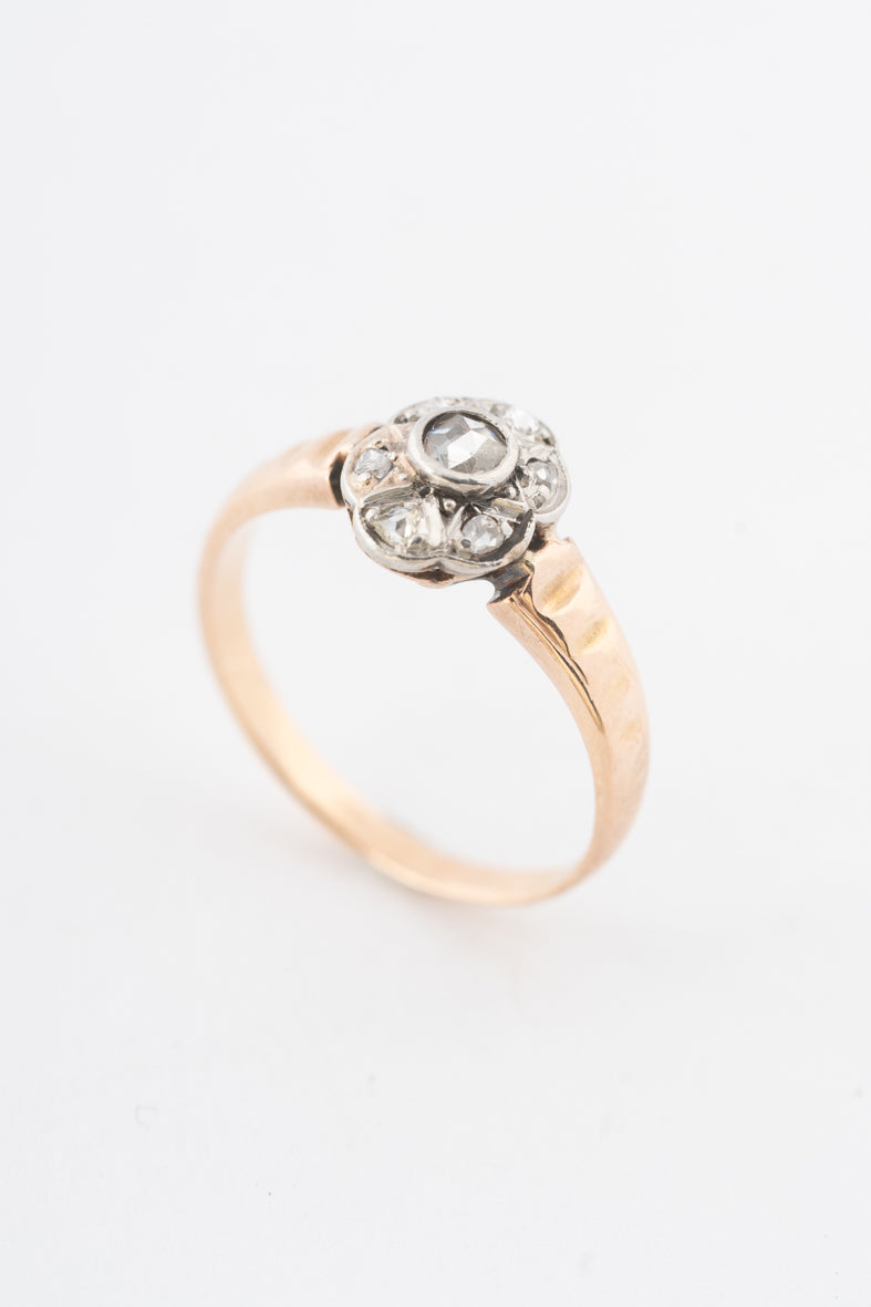Antieke geelgouden ring met diamanten in platina gezet