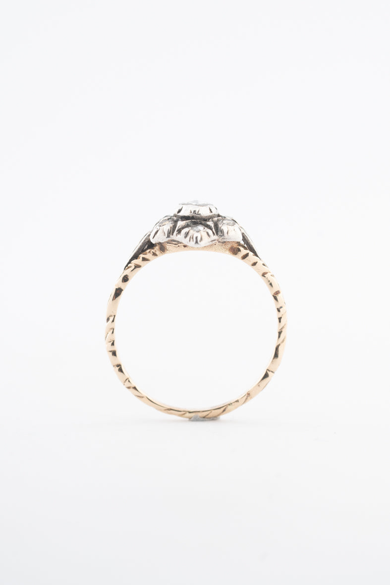 Antieke geelgouden ring met diamanten in platina gezet