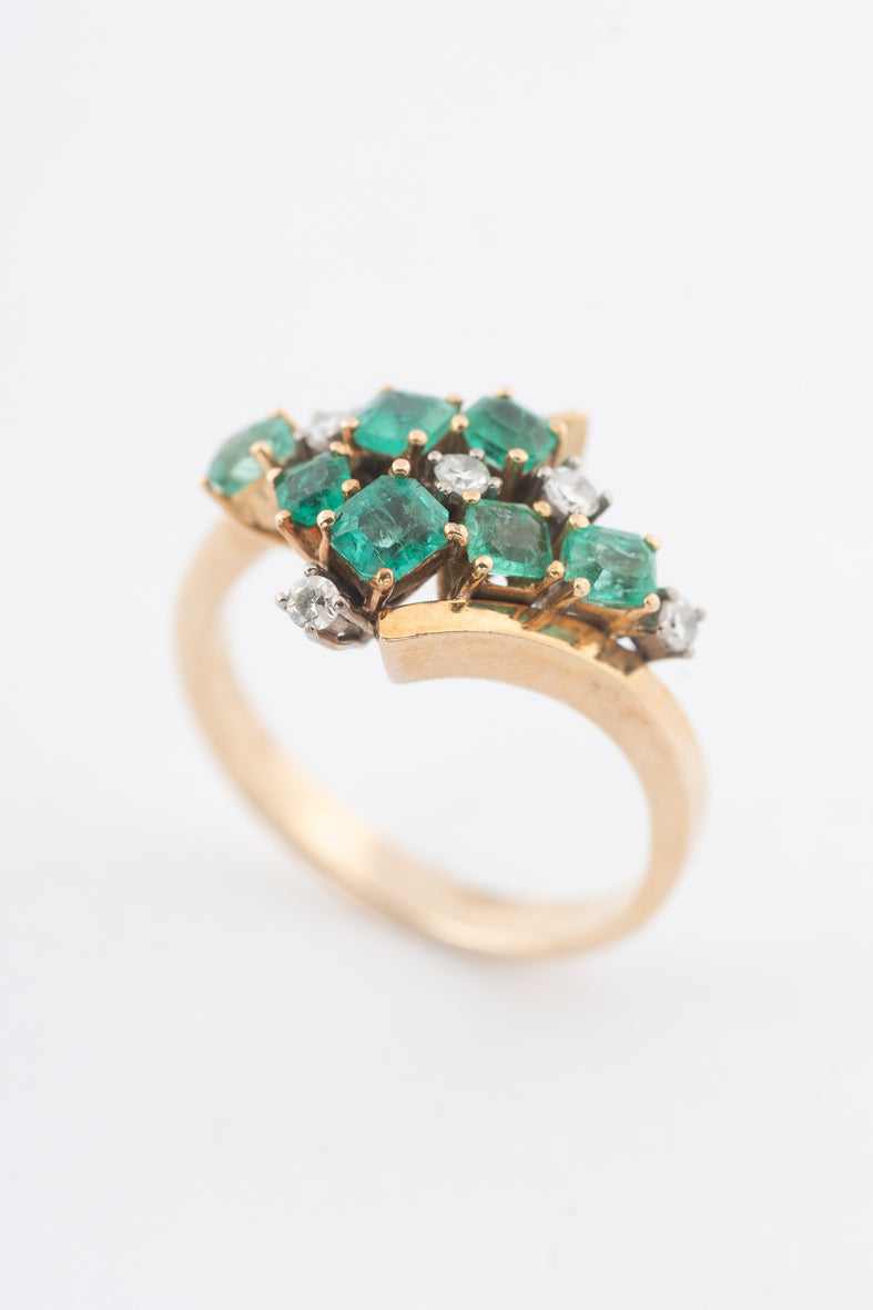 Geelgouden slag ring met smaragden en diamanten