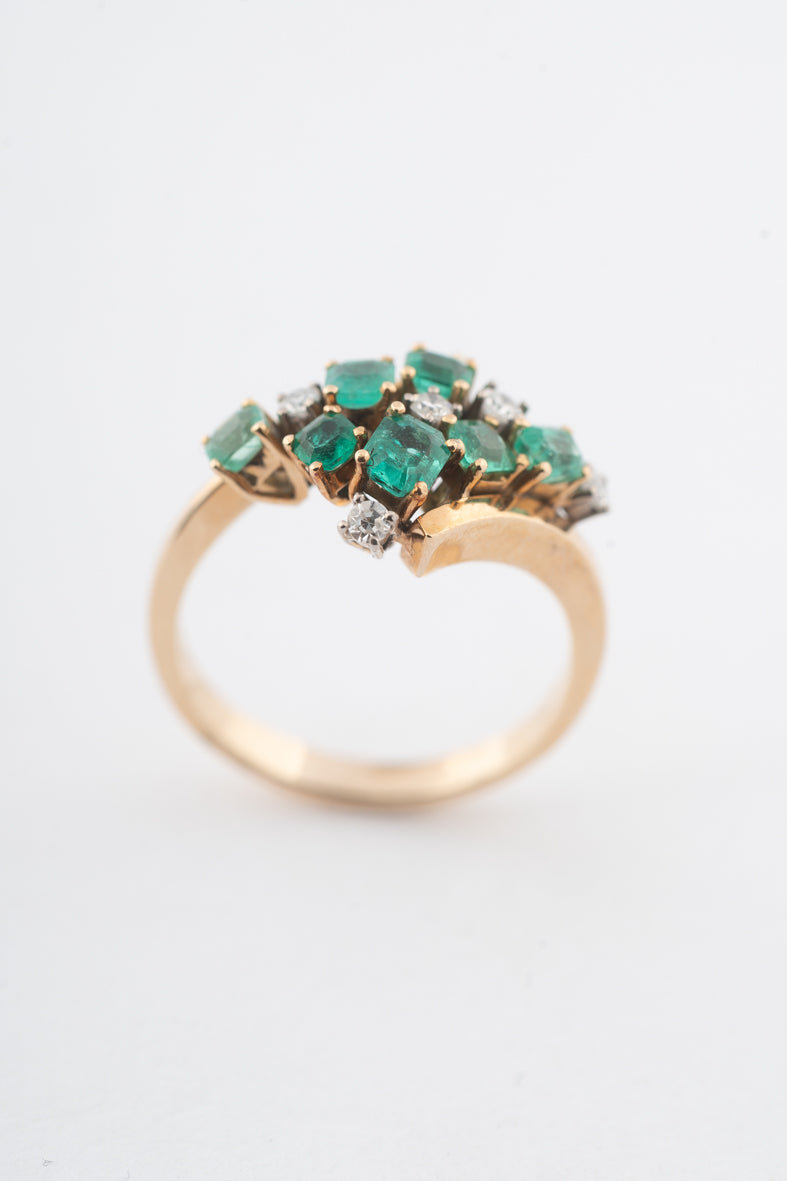 Geelgouden slag ring met smaragden en diamanten