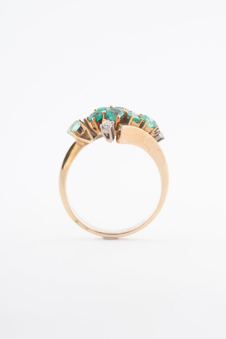 Geelgouden slag ring met smaragden en diamanten