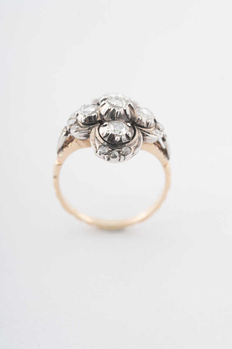Geelgouden entourage ring met diamanten in zilver gezet