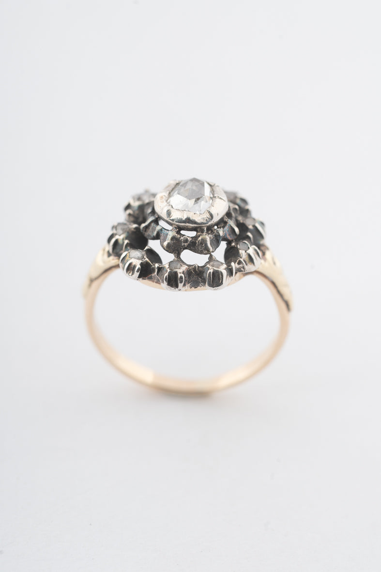 Antieke Geelgouden entourage ring met diamanten in zilver gezet