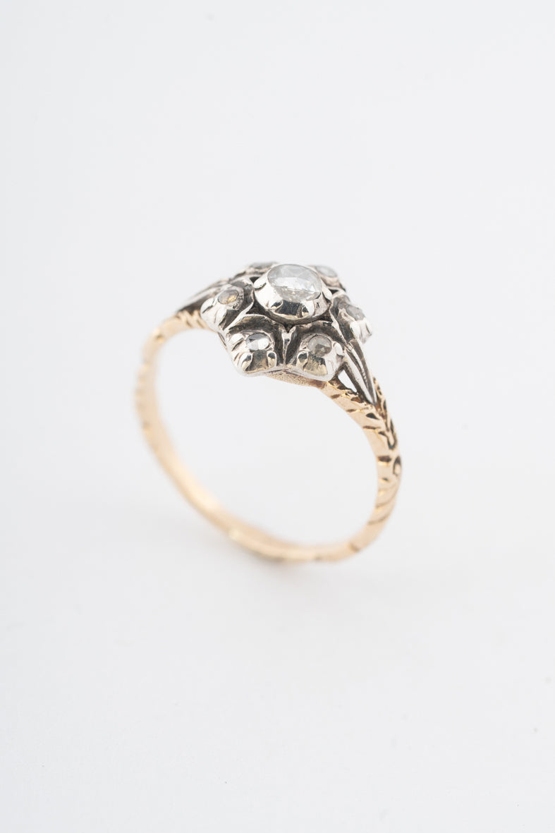 Geelgouden entourage ring met diamanten in zilver gezet