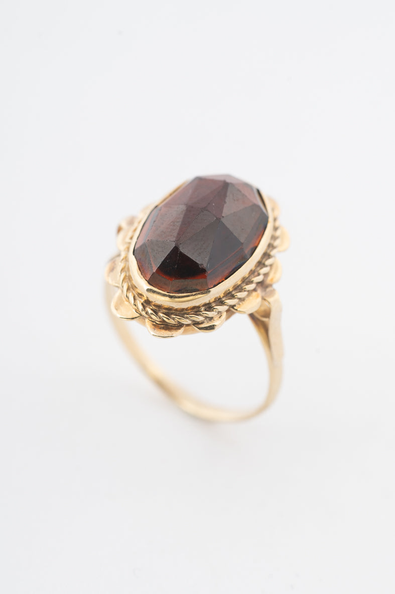 Yellow gold ring with garnet