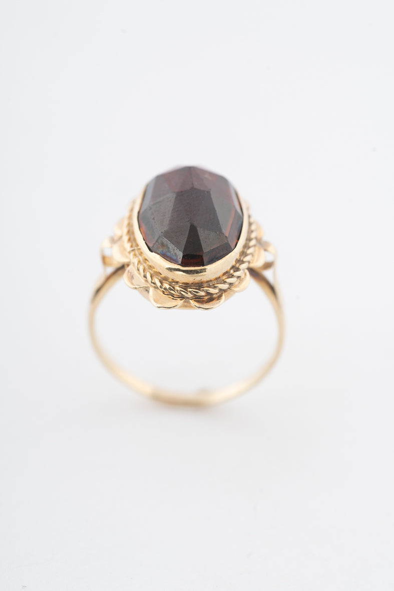 Yellow gold ring with garnet