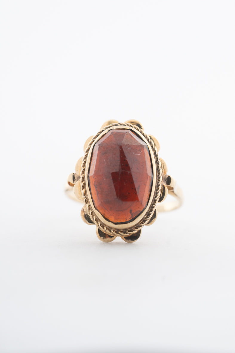 Yellow gold ring with garnet