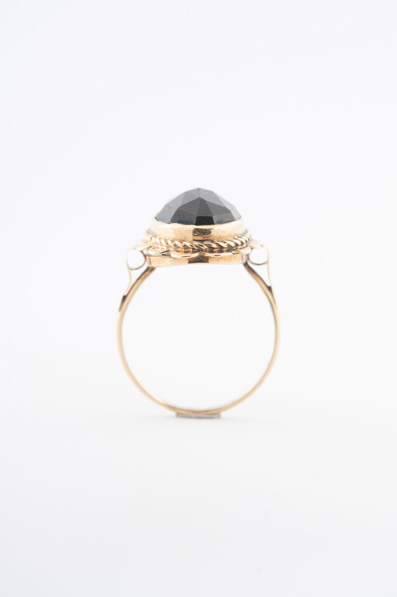 Yellow gold ring with garnet