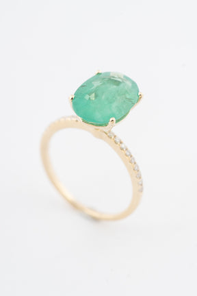 Geelgouden ring met een smaragd en briljanten