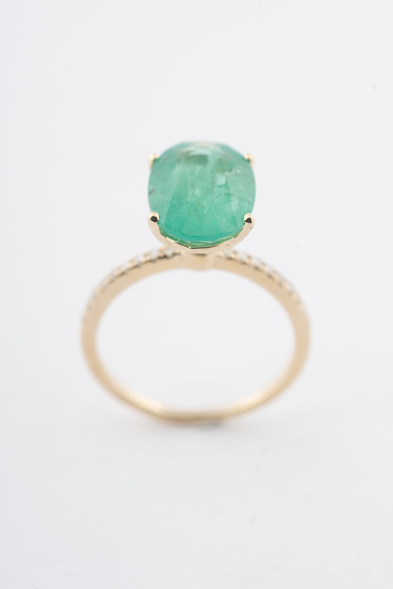 Geelgouden ring met een smaragd en briljanten