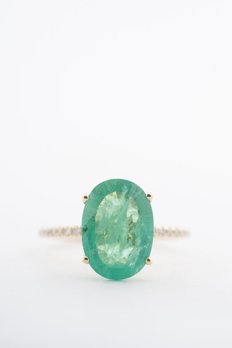 Geelgouden ring met een smaragd en briljanten