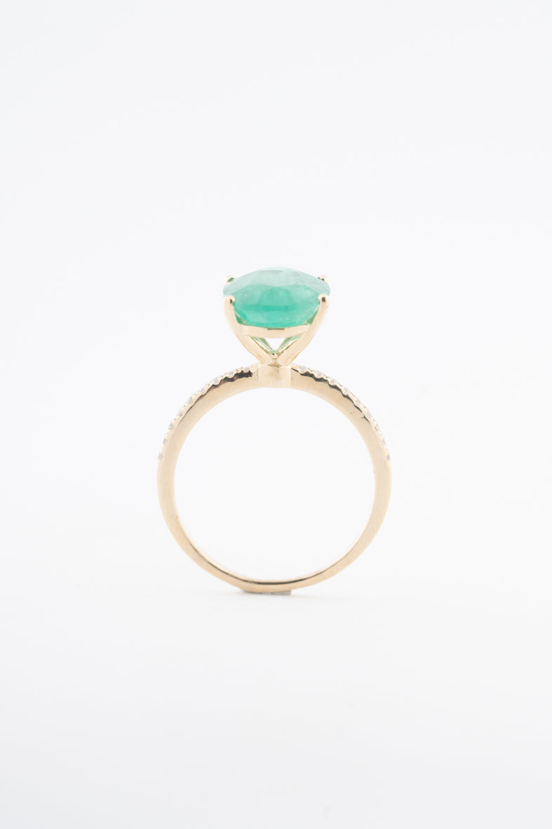 Geelgouden ring met een smaragd en briljanten