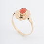 Geelgouden ring met een bloedkoraal
