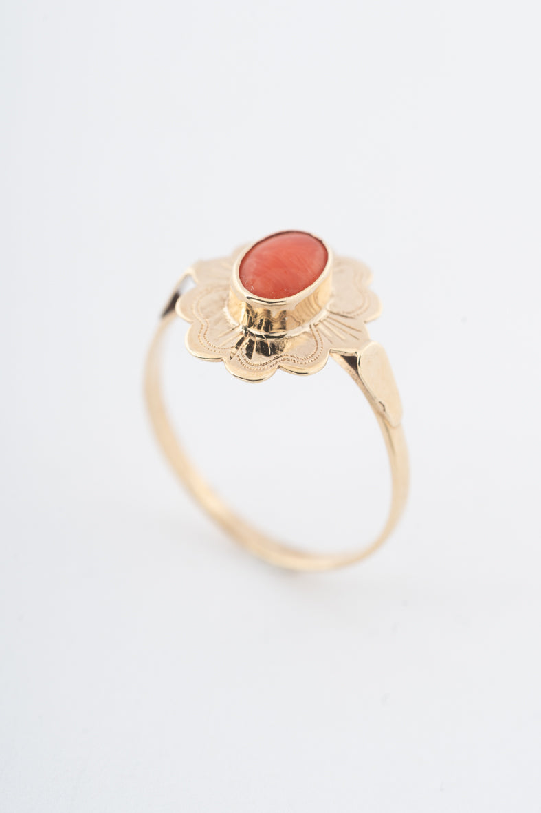 Geelgouden ring met een bloedkoraal