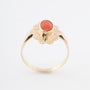 Geelgouden ring met een bloedkoraal