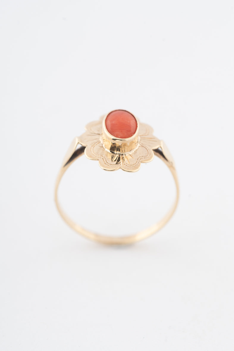 Geelgouden ring met een bloedkoraal