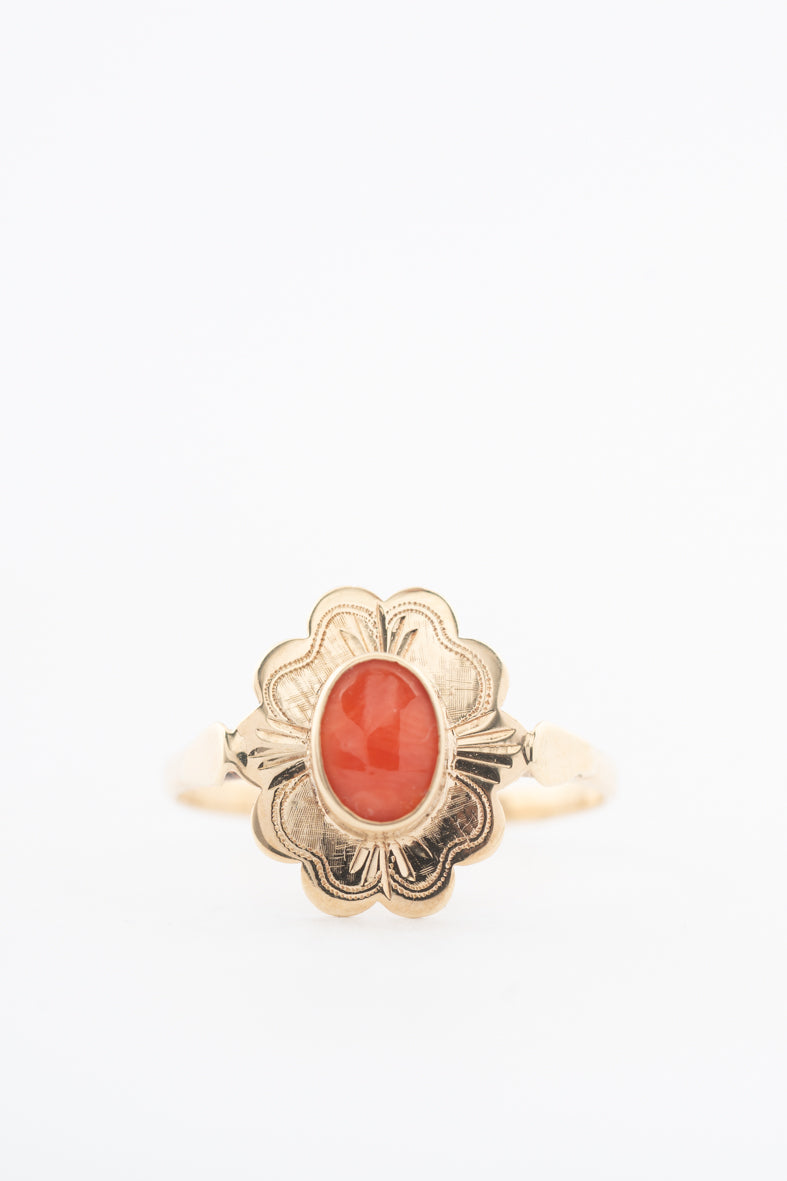 Geelgouden ring met een bloedkoraal