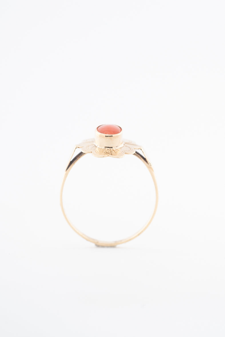 Geelgouden ring met een bloedkoraal
