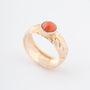 Geelgouden ring met een bloedkoraal
