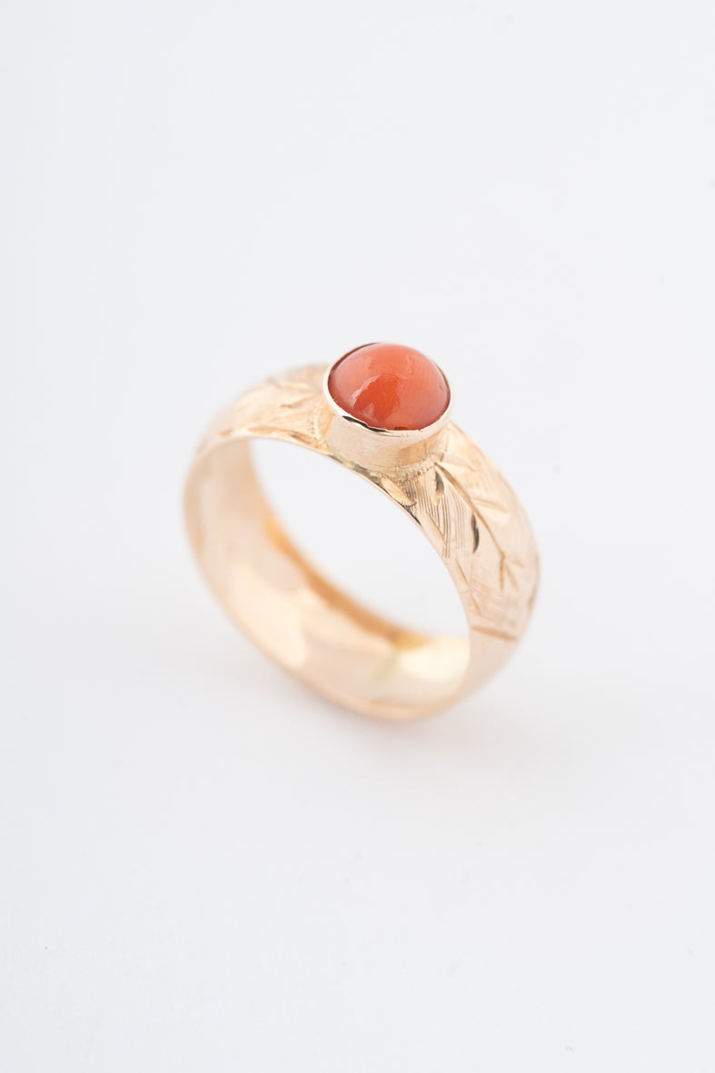 Geelgouden ring met een bloedkoraal