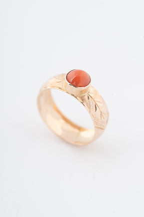 Geelgouden ring met een bloedkoraal