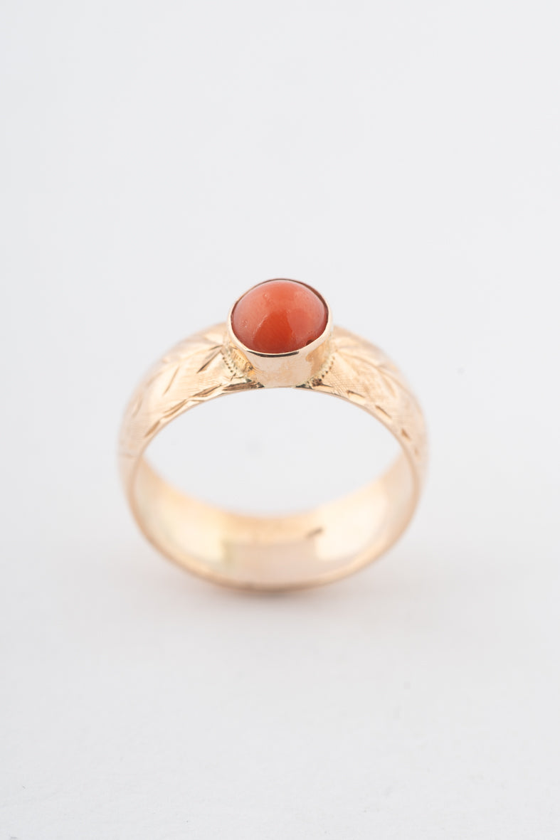 Geelgouden ring met een bloedkoraal