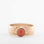 Geelgouden ring met een bloedkoraal