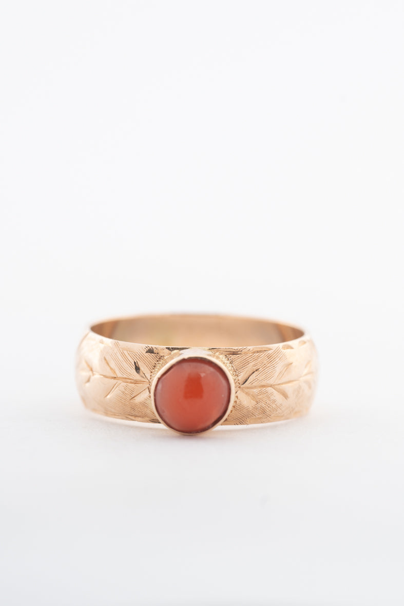 Geelgouden ring met een bloedkoraal