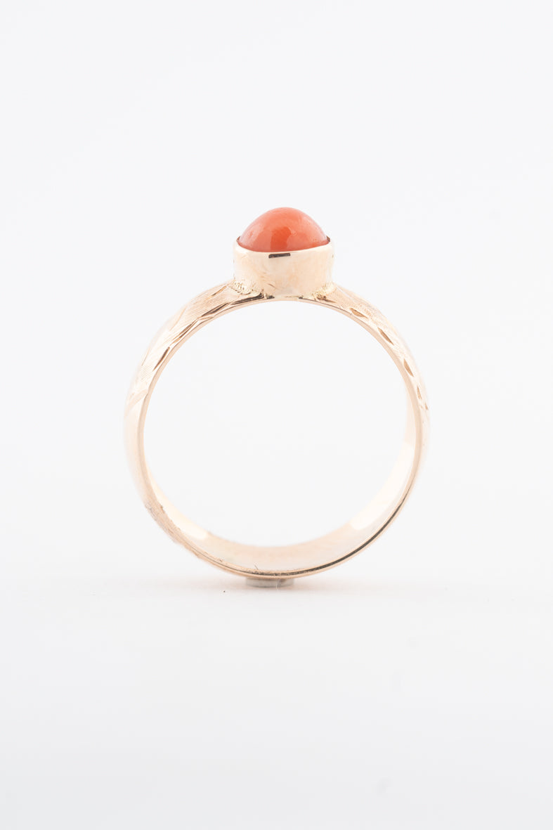 Geelgouden ring met een bloedkoraal