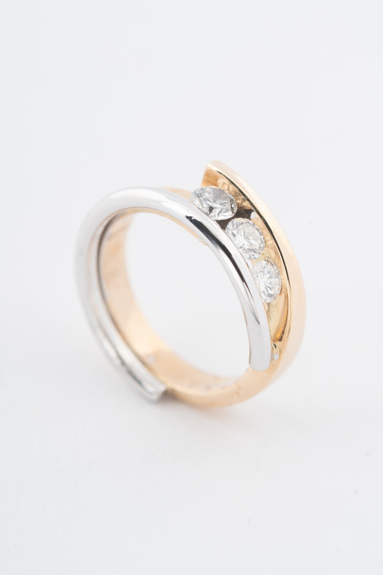 Wit/geelgouden ring met briljanten