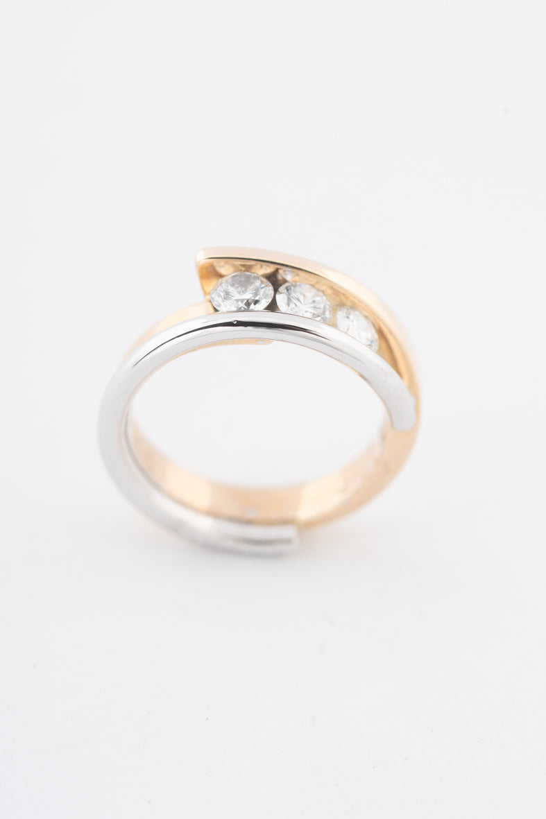 Wit/geelgouden ring met briljanten