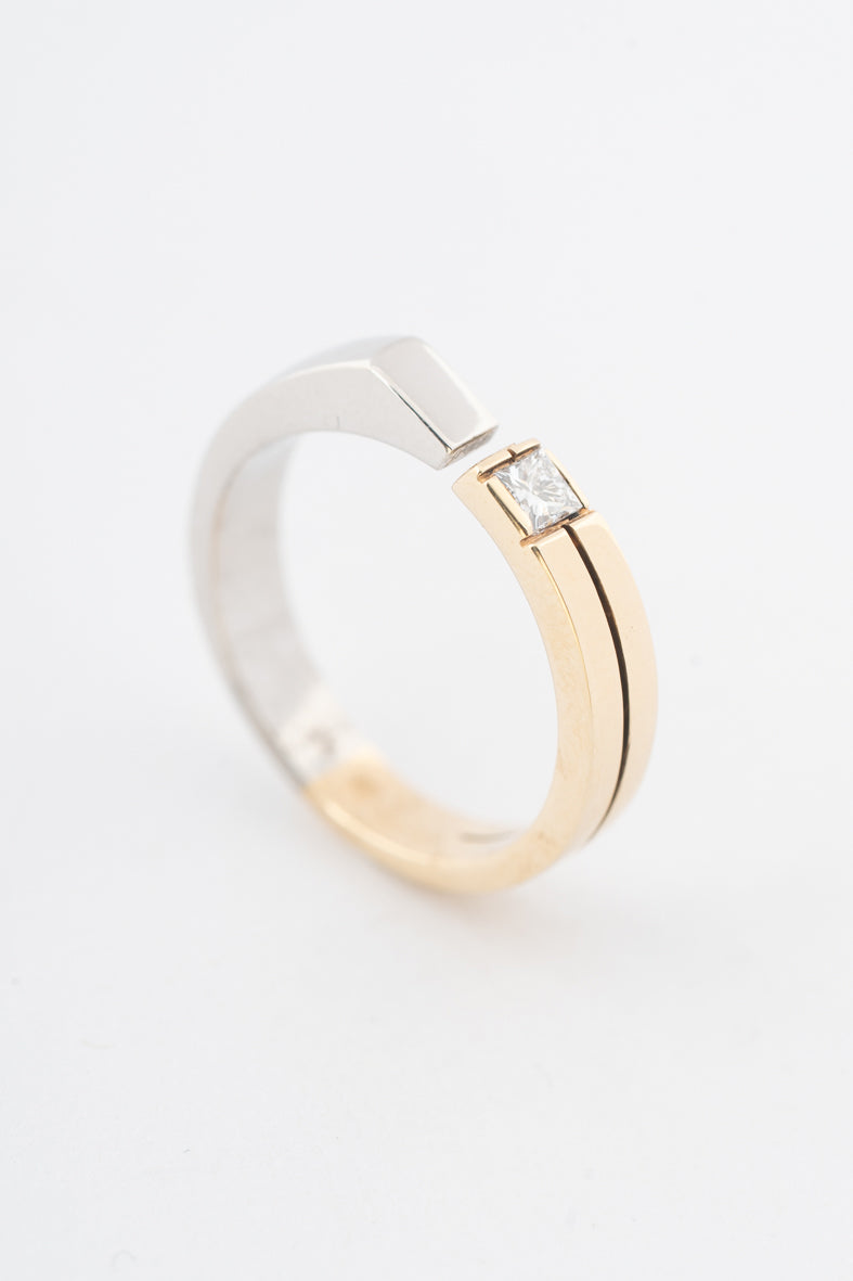 Wit (platina)/geelgouden ring met een diamant