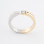 Wit (platina)/geelgouden ring met een diamant