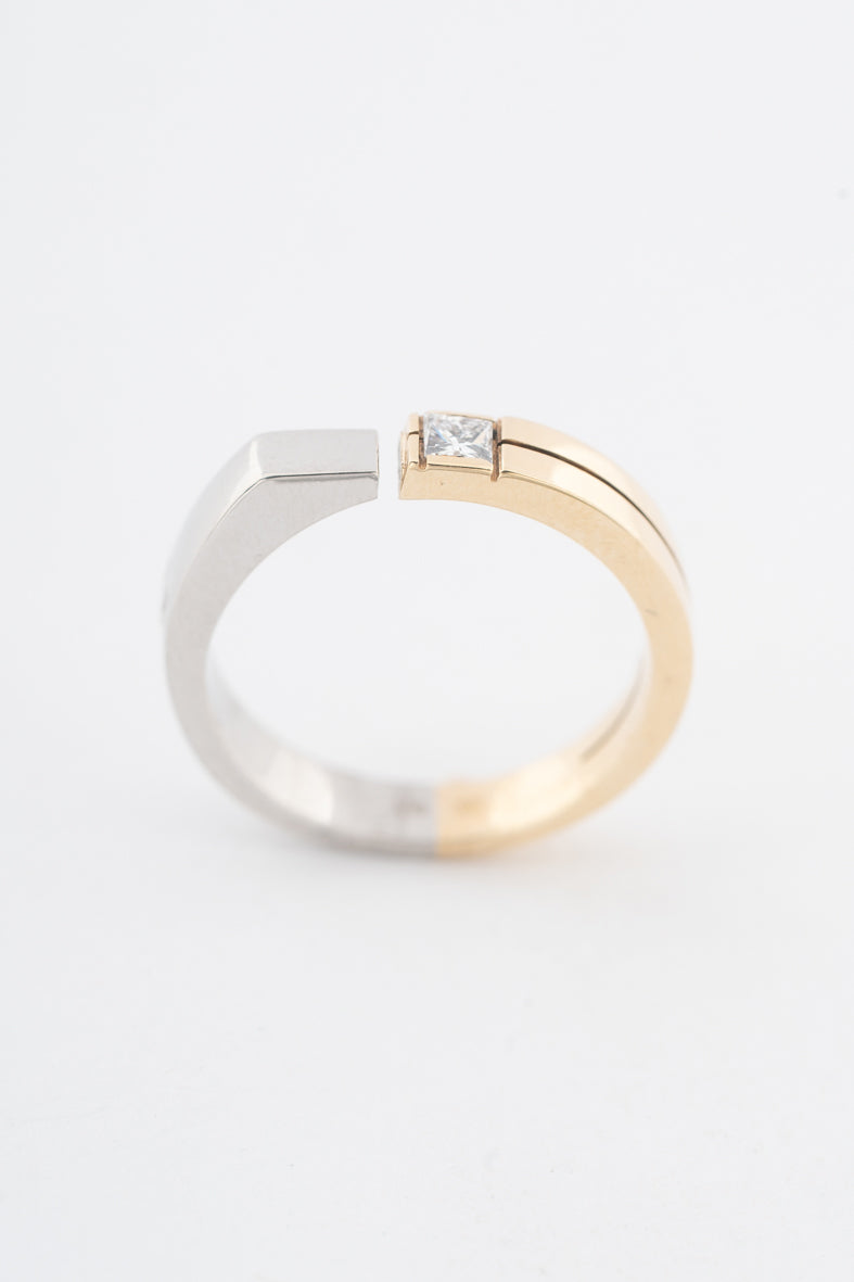 Wit (platina)/geelgouden ring met een diamant