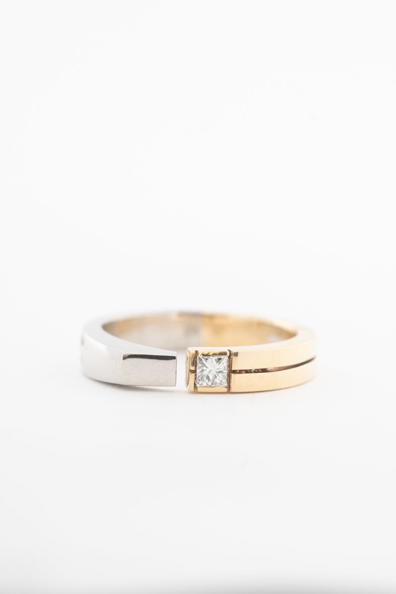 Wit (platina)/geelgouden ring met een diamant