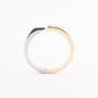 Wit (platina)/geelgouden ring met een diamant