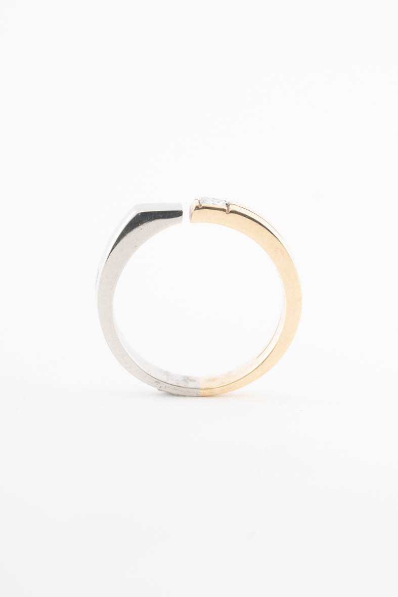 Wit (platina)/geelgouden ring met een diamant