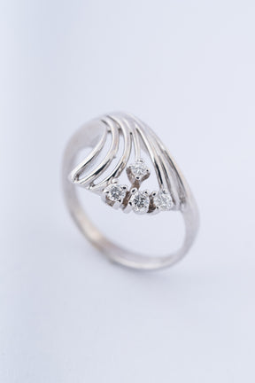 Wit gouden spangen ring met briljanten