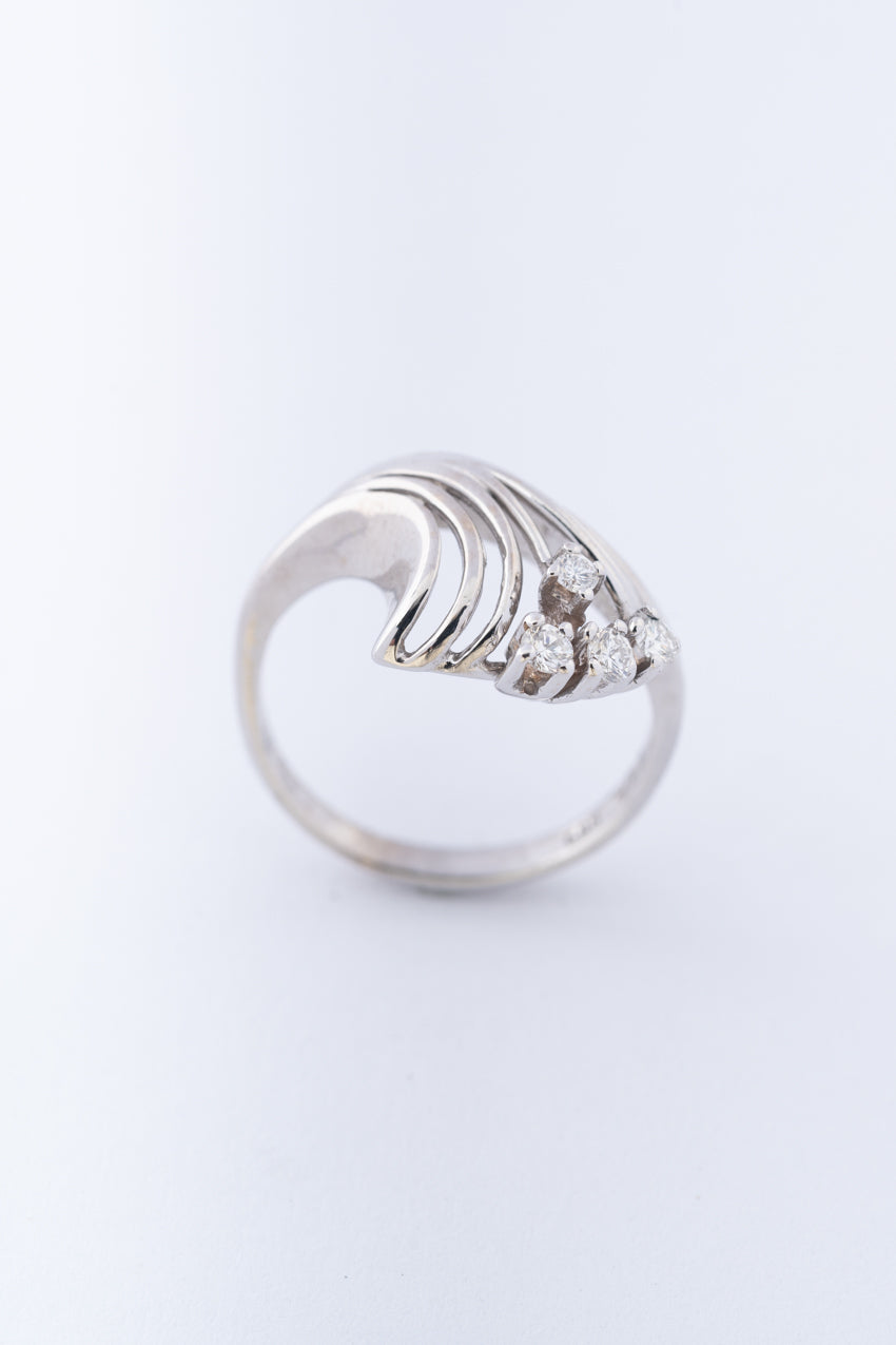 Wit gouden spangen ring met briljanten