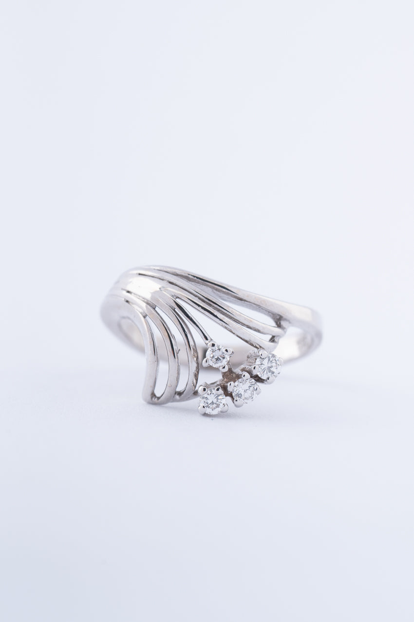 Wit gouden spangen ring met briljanten