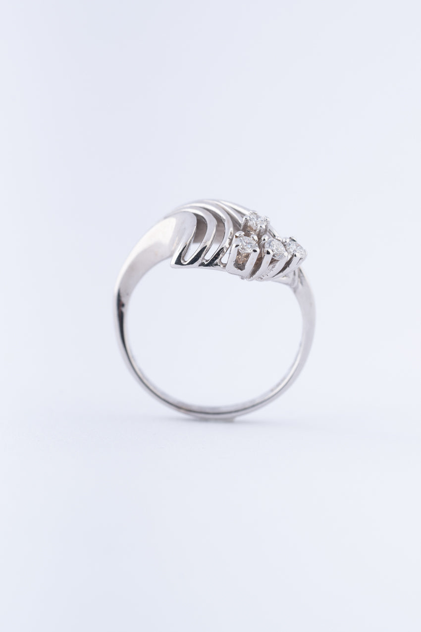 Wit gouden spangen ring met briljanten
